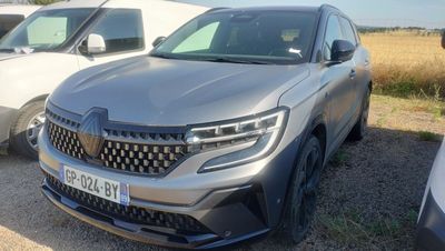 Le nouveau SUV Mercedes est garé à côté d'autres voitures dans un champ.
