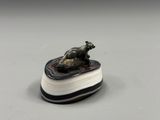 une image représentant une sculpture d'un ours assis sur un livre
