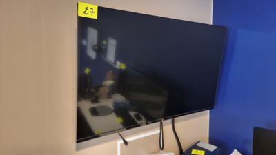 un téléviseur à écran plat posé sur un support dans une pièce