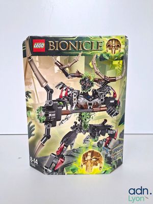 La boîte de Lego Bionicle est ouverte et prête à être utilisée pour jouer.