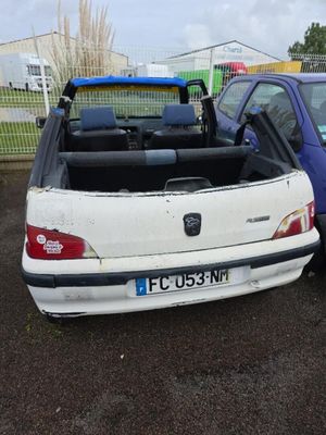 deux voitures garées l'une à côté de l'autre dans un parking
