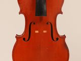 un vieux violon avec un archet accroché à son dos