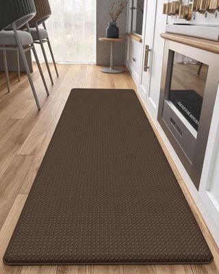 le tapis marron est posé sur le parquet de la cuisine