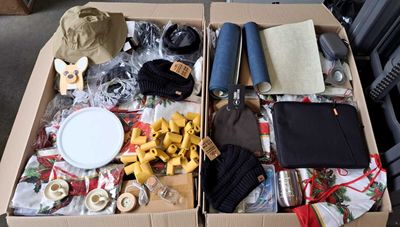 139 / 1 palette de 200 kg de mix (sets de table, lampe…
