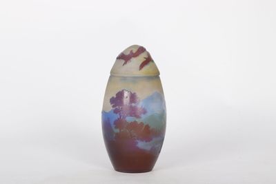 vase violet et bleu sur fond blanc, avec des oiseaux volant dans le ciel