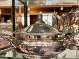 une vitrine contenant de nombreux plats en argent