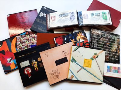 un grand nombre de livres posés sur une table