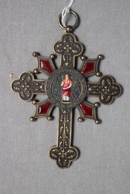 une croix en métal sur laquelle est représenté Jésus