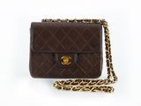 Sac Chanel à rabat en cuir d'agneau matelassé marron, avec finitions dorées