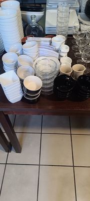 beaucoup d'assiettes et de tasses sur la table