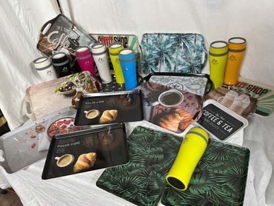 plusieurs objets posés ensemble sur une table