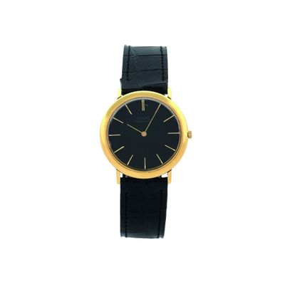 une image représentant une montre noire et dorée sur fond blanc