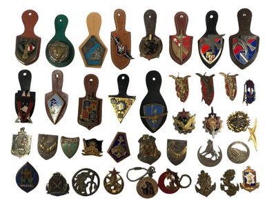 de nombreux types de badges différents sur fond blanc