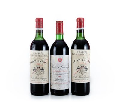 trois bouteilles de vin posées les unes à côté des autres sur une surface blanche