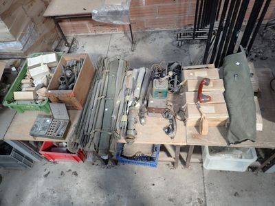 un grand nombre d'outils posés sur une table
