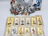 tout un tas de figurines rangées dans une boîte