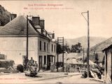 une vieille photo d'une rue de ville avec une calèche