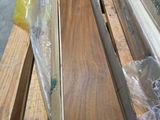 Plusieurs morceaux de bois sont posés sur une palette dans un entrepôt