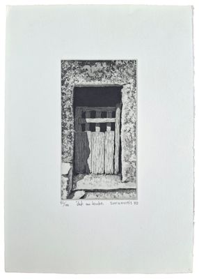 une image représentant une photo en noir et blanc d'une porte