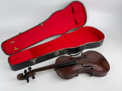 un vieux violon posé sur son étui