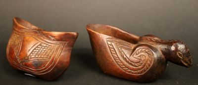 paire de figurines d'oiseaux en bois sculpté sur fond noir