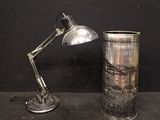une lampe posée à côté d'une boîte de conserve
