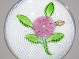 une plaque de verre ornée d'une fleur rose