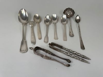 beaucoup de cuillères en argent et de cuillères à soupe sur la table