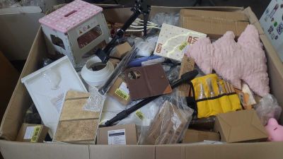 une boîte en carton remplie d'objets hétéroclites dans une pièce