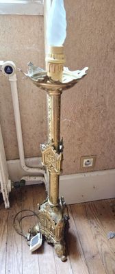 une lampe posée par terre à côté d'un radiateur