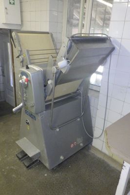 une machine qui se trouve à l'intérieur d'un bâtiment
