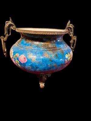 Jardinière en porcelaine émaillée et bronze doré, décors de …