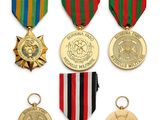 un ensemble de médailles comprenant une médaille, une médaille et une médaille