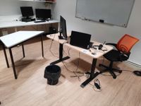 Bureau droit en métal noir et mélaminé façon bois