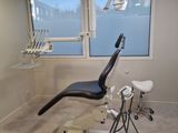 un fauteuil de dentiste au milieu d'une pièce