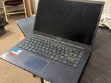 un ordinateur portable posé sur un bureau dans une pièce