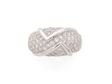 gros plan d'une bague en diamant sur fond blanc
