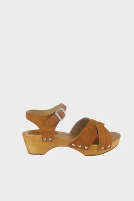 un gros plan d'une chaussure de femme sur fond blanc