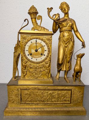 Pendule de cheminée en bronze doré à décor de Diane Chassere…