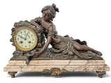 une statue représentant une femme allongée sur une horloge