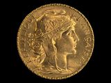 Gros plan sur une pièce d'or ornée d'une tête de femme
