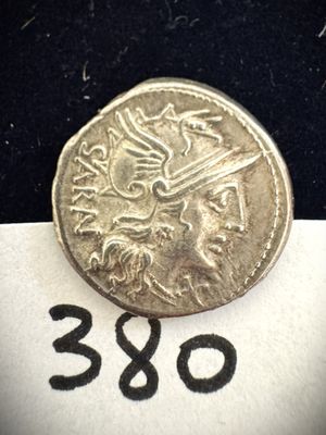 une vieille pièce de monnaie sur laquelle figure l'image d'un homme