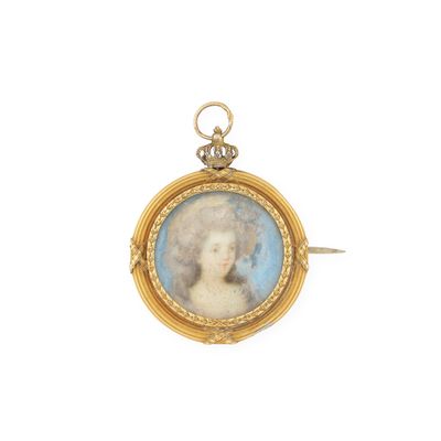 une image représentant un portrait miniature d'une femme dans un cadre doré