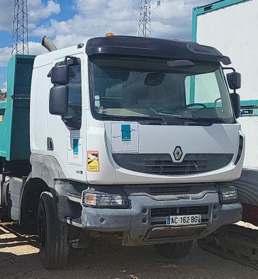 un camion blanc garé devant un bâtiment