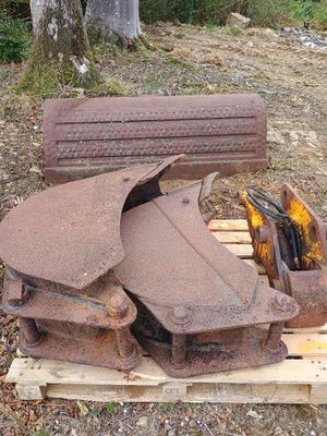 un tas d'objets rouillés posés sur une palette dans les bois
