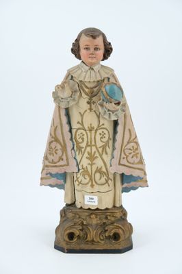figurine représentant une femme tenant un oiseau sur un socle