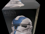 une boîte contenant un casque de Star Wars