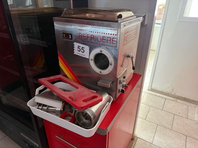 une machine posée sur un meuble rouge