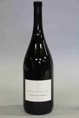 une bouteille de vin posée sur une table