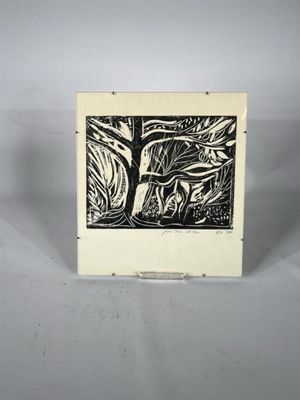 un dessin en noir et blanc représentant un arbre dans une forêt